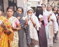 बिहारमध्ये 65 टक्के मतदान; दगडफेक, शेणफेक आणि बहिष्काराचे गालबोट