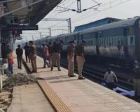 पौर्णिमेच्या स्नानासाठी निघालेल्या भाविकांवर काळाचा घाला, रेल्वेच्या धडकेत 8 जणांचा मृत्यू