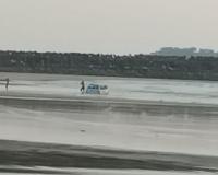 Ratnagiri News – हुल्लडबाजी आली अंगलट; आंजर्ले येथील समुद्राच्या पाण्यात कार बुडाली