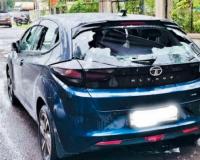 पोलीस स्थानकासमोरच पीडित महिलेचा ‘रुद्रावतार’, पतीवरचा राग गाडीवर, चक्क फावड्याने फोडल्या काचा