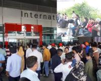 दिल्ली विमानतळावर ‘ट्रॅफिक जाम’; प्रवाशांचे प्रचंड हाल! 300 उड्डाणे उशिराने… देशांतर्गत विमानांना 5 ते 6 तास उशीर