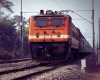 मद्यधुंद व्यक्तीने तरुणीला चालत्या ट्रेनमधून फेकले; आरोपीला अटक