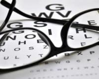 अंधुक दिसतंय? दररोज सकाळी ‘या’ 7 गोष्टी खा आणि चष्म्याला कायमचं राम राम ठोका