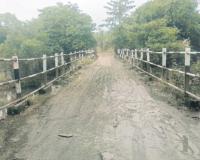 शहापूर-सरळांबे रस्त्याची चाळण, खड्ड्यांमुळे पुलाचा रस्ता खिळखिळा