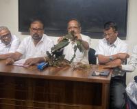 Kokan News – पालवी नष्ट झाली…आंब्याच्या पानांवर तुडतुडा पडला; आंब्याच्या डहाळी दाखवत बागायतदारांचा पत्रकार परिषदेत आक्रोश