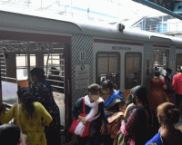 लोकल प्रवासात स्त्रीला वारंवार स्पर्श अयोग्य, सत्र न्यायालयाने आरोपीला ठोठावला तीन महिन्यांचा कारावास