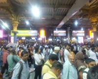 Photo – मध्य रेल्वेची वाहतूक पूर्णपणे ठप्प, कर्मचाऱ्यांचे कामबंद आंदोलन