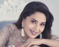 “दिल से… माधुरी” शोसाठी 3 तास उशिरा पोहोचली माधुरी; नेटकऱ्यांनी सुनावलं