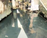 पेणच्या कांदळेपाडा गावात सांडपाण्याच्या लाटा, गटार बुजवल्याने गाव वेठीला