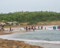 मुरुड-जंजिरा समुद्रकिनारे पर्यटकांनी बहरले, गुलाबी थंडीत ताज्या मासळीवर ताव