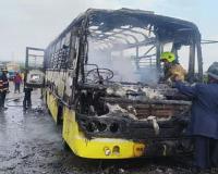 देव तारी त्याला कोण मारी ठाण्यातील थरारक घटना, विद्यार्थ्यांना उतरवले आणि स्कूल बस पेटली