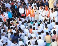 Photo – उद्धव ठाकरे यांनी जालन्यातील शेतकऱ्यांशी साधला संवाद