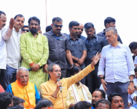 पार्थ पवारला क्लीन चीट मिळणार, ते जमीन मिळवतील; तुम्ही बसा असेच, उद्धव ठाकरे यांचा टोला