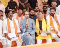 थापेबाज सरकारला वठणीवर आणण्यासाठी शेतकर्‍यांची एकजूट महत्त्वाची! – उद्धव ठाकरे