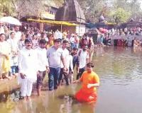राज्यातील हजारो बेरोजगारांचा नाशिकमध्ये प्रतीकात्मक कुंभमेळा; श्रीरामकुंडात केले स्नान, महायुतीने फसवले… आमची या साडेसातीतून सुटका करा!
