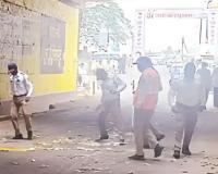 कोल्हापुरात फडणवीसांवर ऊसफेक, मुख्यमंत्र्यांच्या ताफ्यावर उसाच्या कांड्या फेकल्या! शेतकरी आक्रमक… फडणवीसांच्या भाषणावेळी घुसण्याचा प्रयत्न