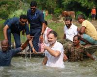 VIDEO – राहुल गांधींनी तलावात मारली उडी, मच्छिमारांसोबत पारंपारिक पद्धतीने केली मासेमारी