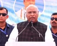 नरेंद्र मोदी बिहारमध्ये असे फिरत आहेत, जणू त्यांच्या मुलाचं लग्न आहे – मल्लिकार्जुन खरगे