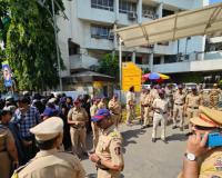 दिव्यातील 7 इमारती मधून बेघर झालेल्या नागरिकांचा पालिकेला घेराव