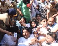 महिला डॉक्टरला न्याय मिळावा म्हणून काँग्रेसचे आंदोलन, वर्षा बंगल्याला घेराव घालण्याचा प्रयत्न