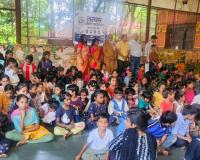 नात्यांपलीकडे जाऊन जपला मायेचा धागा