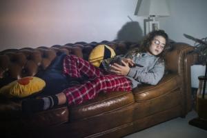TV, मोबाईल पाहता-पाहता झोपण्याची सवय पडेल महागात, होऊ शकतो आजार, रिसर्चमध्ये मोठा खुलासा
