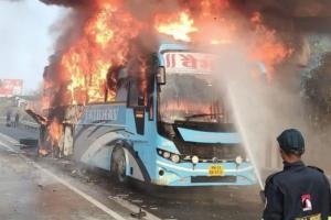 मुंबई-पुणे महामार्गावर ‘बर्निंग बस’चा थरार, प्रवाशांनी खचाखच भरलेल्या खासगी बसला आग