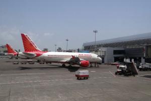 मोठा अनर्थ टळला ! पुणे विमानतळावर एअर इंडियाचे विमान ‘पुश बॅग टग’ला धडकले
