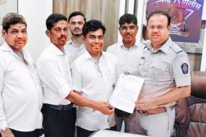 खर्डीतील खड्डेमुक्त रस्त्यासाठी दिव्यांग बांधवांचे आज ‘भीक मांगो’