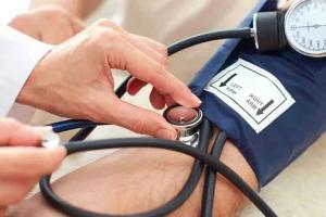 हिवाळ्यात असं काय होतं ज्यामुळे वाढतात रक्तदाबाचे रुग्ण, कोणी आणि कशी  घ्यावी काळजी? घ्या जाणून