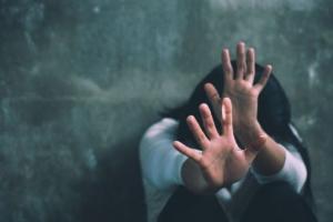 ट्यूशनला चाललेल्या अल्पवयीन मुलीवर सामूहिक अत्याचार, तिघांना अटक