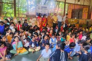 नात्यांपलीकडे जाऊन जपला मायेचा धागा