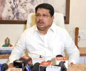 सरकारकडून शेतकऱ्यांच्या जखमेवर मीठ, 5 रुपयांची दिली मदत; विजय वडेट्टीवार यांच्याकडून संताप व्यक्त