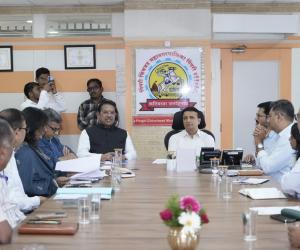 मोठ्या प्रकल्पांपेक्षा मूलभूत सुविधा सोडविण्यावर भर द्या : खासदार श्रीरंग बारणे 